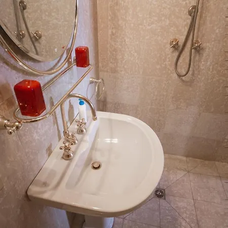 לינה וארוחת בוקר Liberty